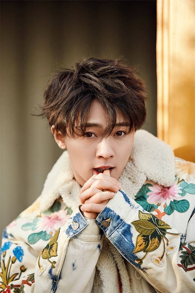 李俊辰花样大片 少年感出众灿若骄阳