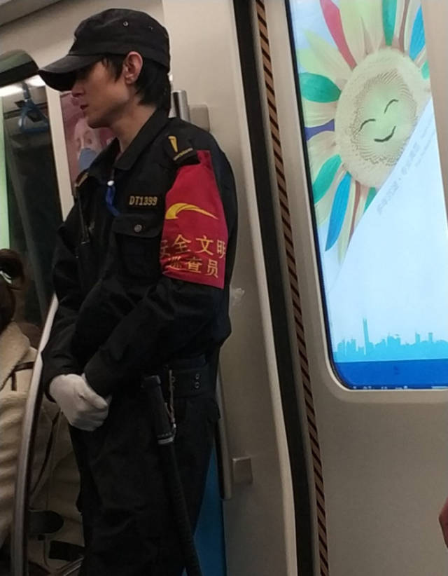 成都地铁这位巡查小哥酷似"陈冠希"你打多少分