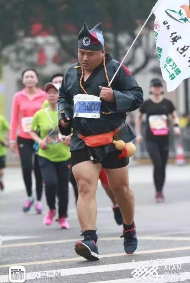 2017年马拉松跑圈最佳搞笑镜头 大妈赛道倒立摔个底朝天