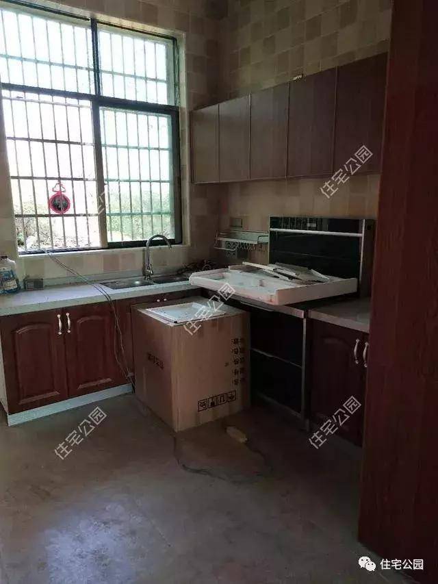 厨房为l型布局,多现代化厨电,通风窗的设计能避免油烟窜入室内,造成不