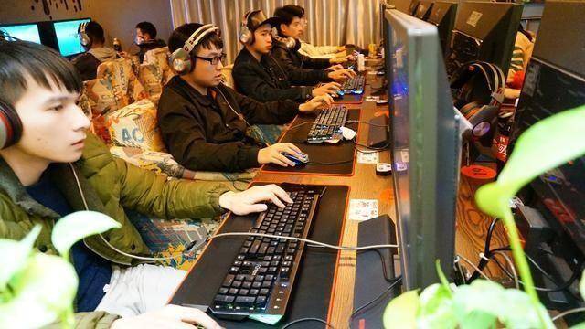 高玩在绝地求生gal使用的外设,竟是网咖标配