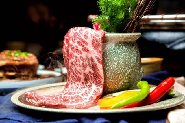 艳丽无双的顶级黑牛肉,犹如雪花飘飘洒洒,吃一口就会融化在嘴巴里