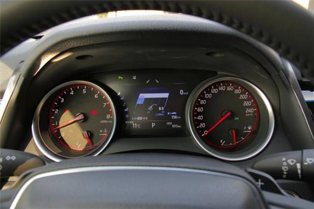 既保证了可用性又增加了科技感,同时hud抬头显示系统也十分易用