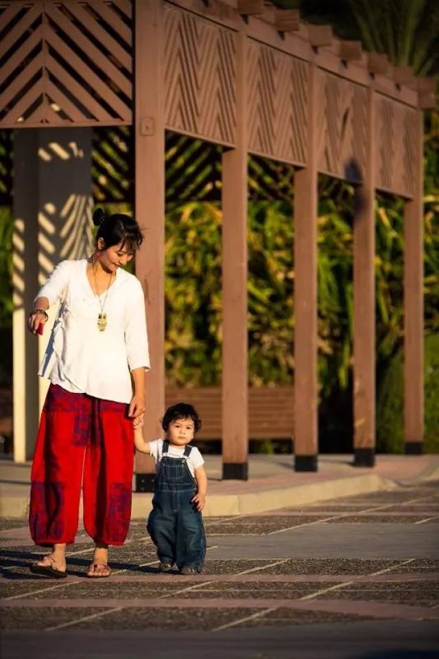 嫁给阿拉伯人的中国五子妈最近出了一本书 | 《f5的神秘花园》 看中阿