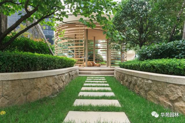 冰裂纹铺装被运用到不同类型的园建景观中,如地铺,墙体,种植池等,常以