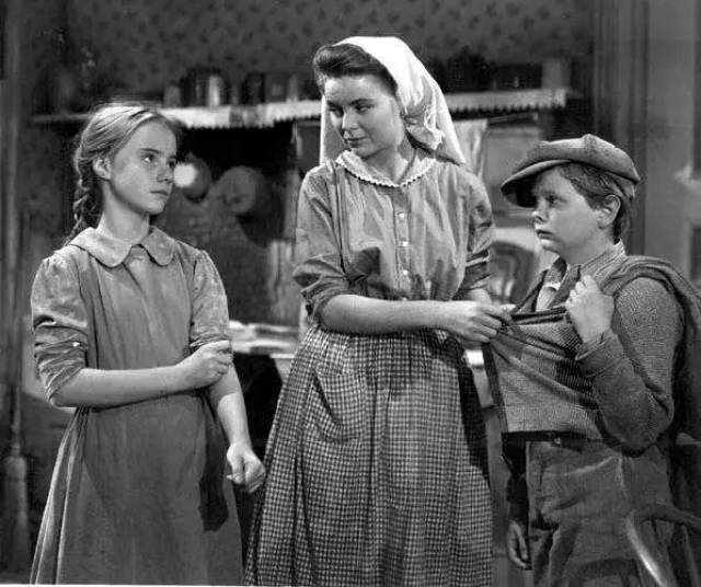 面对这位冷酷无情的舅母,简爱毫不软弱: 要是有人问起我喜欢不喜欢你