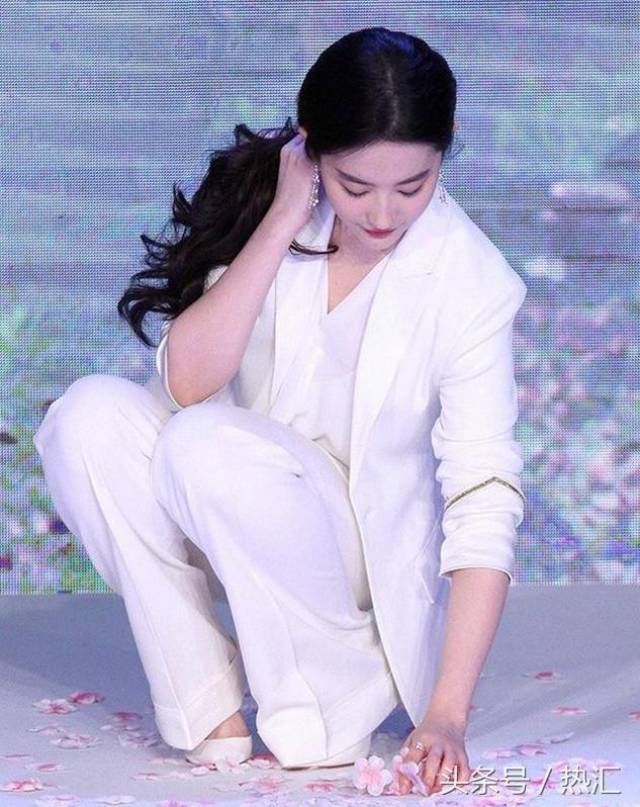 "亚洲蹲"火了,第三张蹲的很标准,最后一张蹲出了我的笑点!