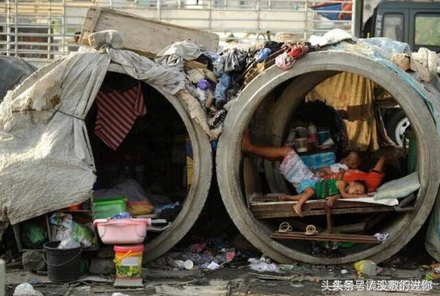 直击住在水泥管中的人