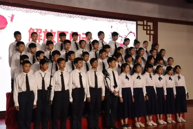 高唱红歌 喜迎新年 湘乡四中初中部举办元旦合唱比赛