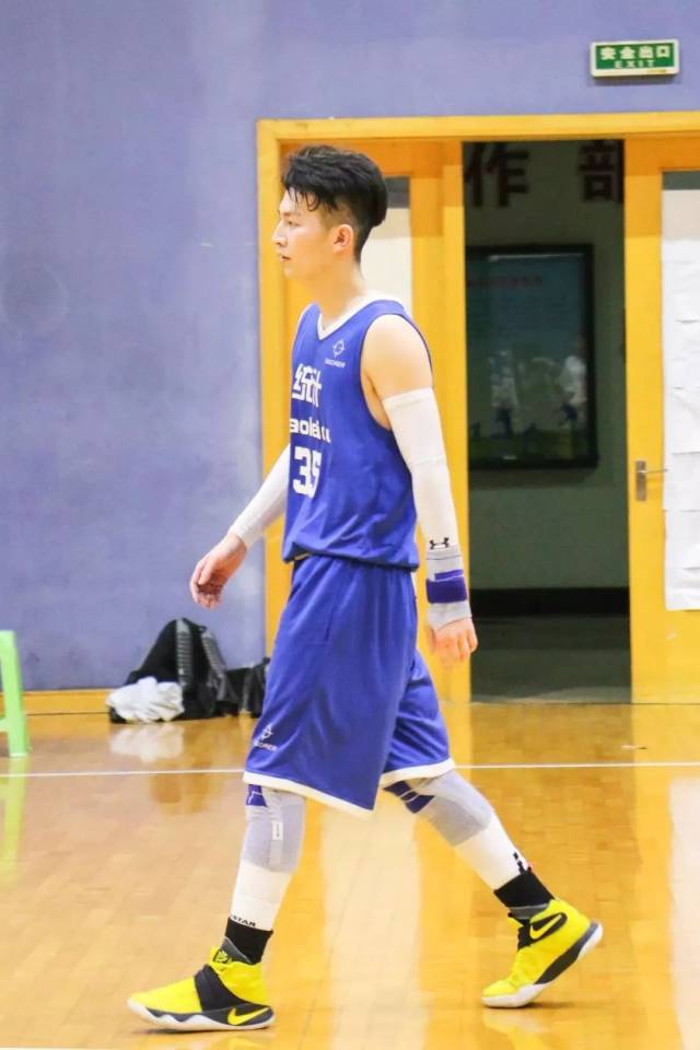 身高1米88!杭州"篮球男神"在路边给口红贴膜,月入过万!