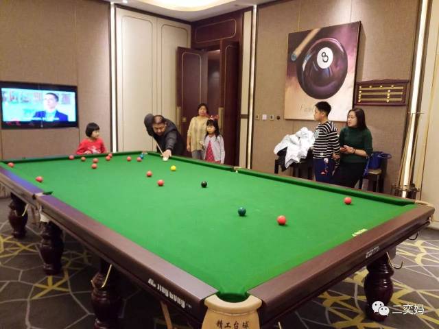 看我们和圣诞老人一起角色扮演,小丑叔叔百变气球,圣诞树diy,还有各种