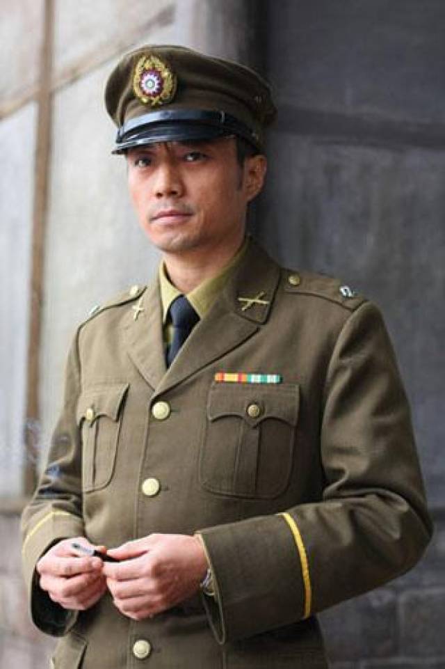 除了硬汉,张丰毅这种老戏骨,演艺经验丰富,驾驭军装也是信手拈来,每一