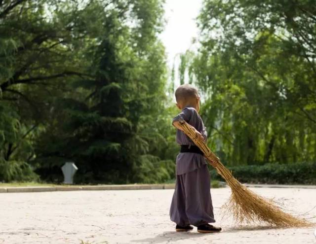 寺庙里有个小和尚,他的工作就是负责每天早上清扫寺庙院子里的落叶