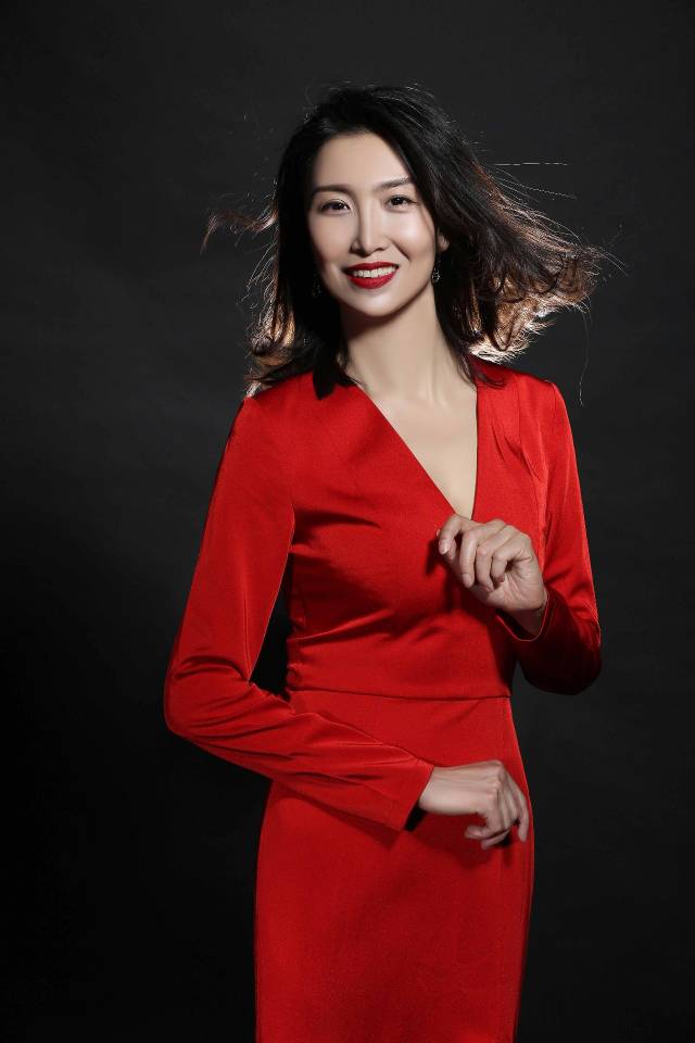 19:00 炫彩灯光秀 闪亮夜空 19:30 的哥哈喜喜——夏丽丽