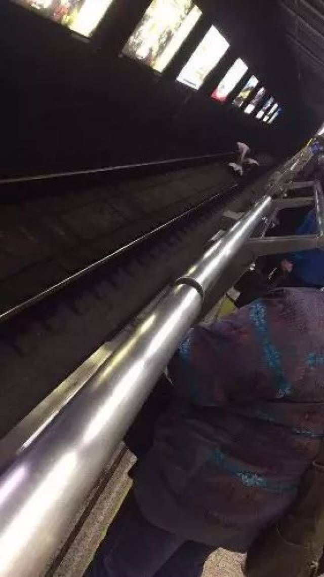 突发上海地铁2号线娄山关路男子卧轨自杀当场身亡