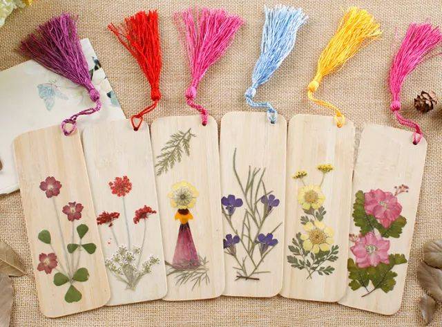 用胶水贴于书签上,固以冷膜,系上流苏,一枚清雅古意的花瓣书签就做好