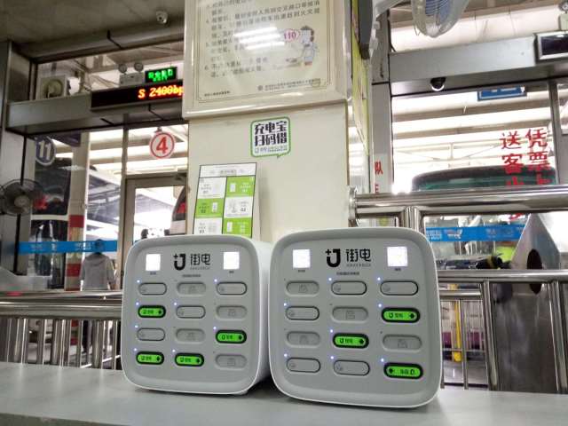 街电工作人员刚把柜机装置在客运站时,没过几分钟就已经有五六名旅客