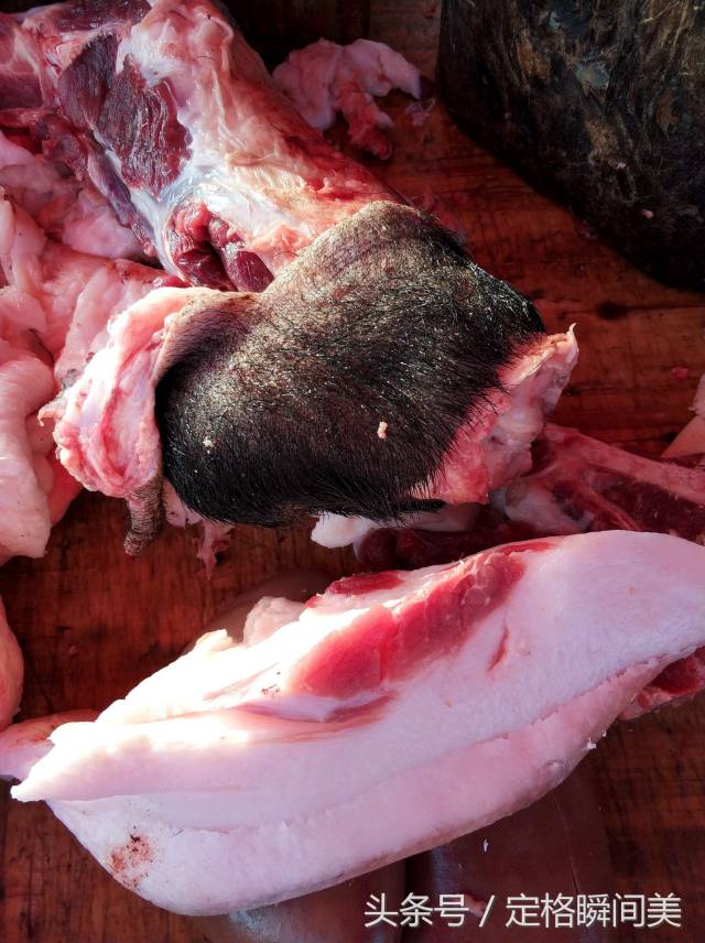 农村大哥卖不刮毛的猪肉 顾客看着很稀罕一次购买400元猪肉