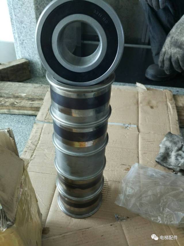 业主仰望着说:你们修电梯的工资肯定高的不得了!