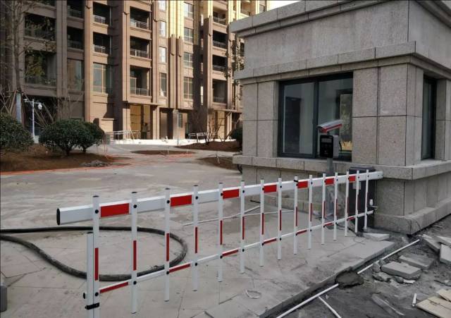 (小区车辆入口相关设备已安装到位)