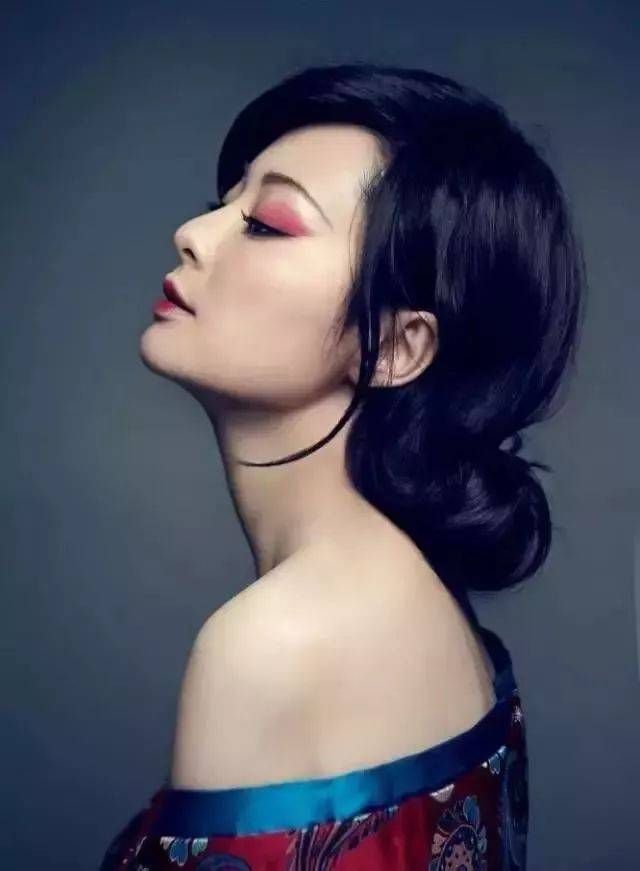 第一次给了陆毅,是张国立的红颜知己,历经家暴流产