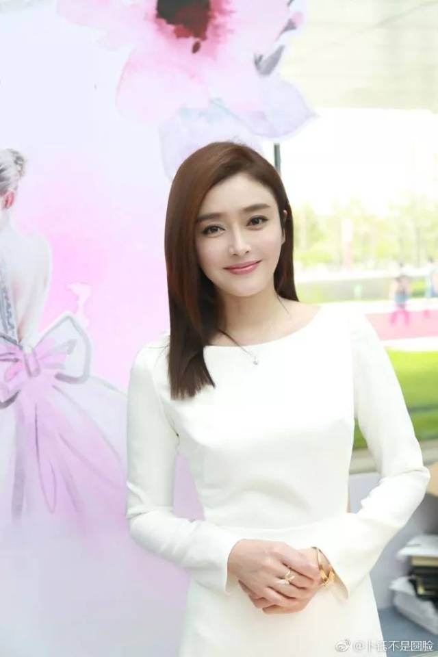 李小璐晒圣诞节照片6个姑娘2张脸 认出秦岚的算我输!