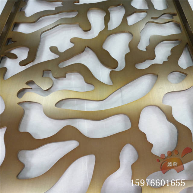 不锈钢板镂空屏风工艺是在不锈钢板上直接激光切割镂空花纹或花格