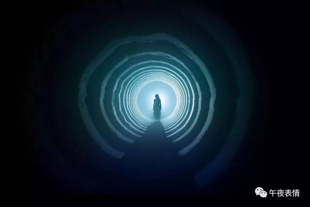 首先,是"望向深渊"部分.踏入沙滩,走进半圆形白色拱门.
