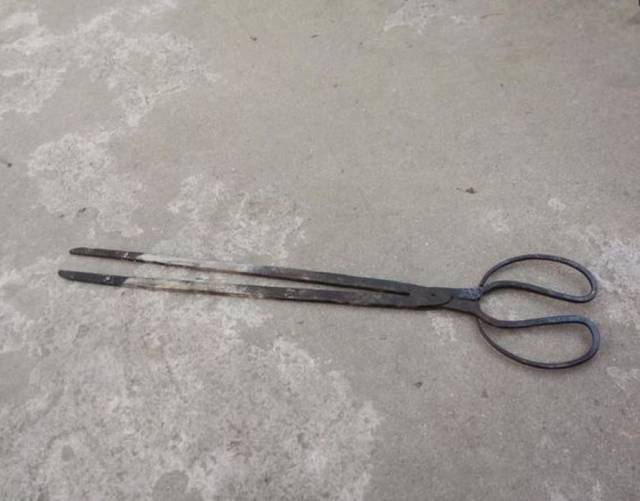 火钳 :一种 铁制夹取柴火的工具