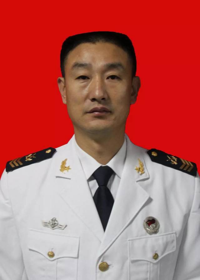 1976年3月出生,1994年12月入伍,中共党员,江苏如东人,海军辽宁舰二级