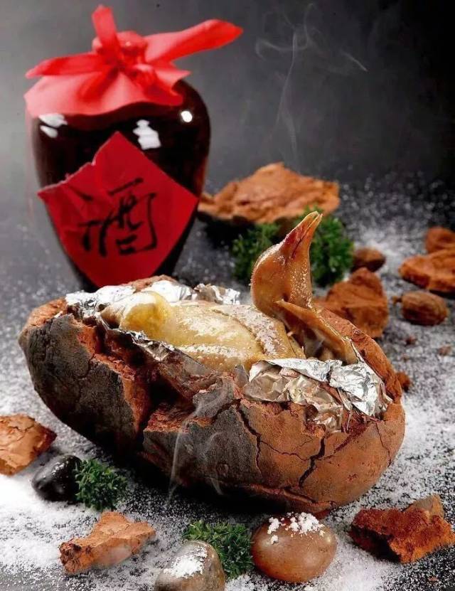 黄泥烧鸽子是一绝 没吃过的人绝对体会不到那种美味 哎呦,简直香到炸!
