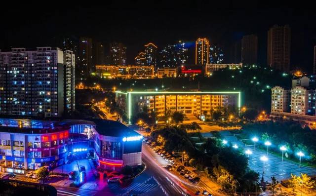 忠县滨江路夜景图片