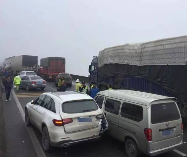 經初步核實,滬昆高速關嶺境內永寧段這起多車追尾交通事故致1死2傷.