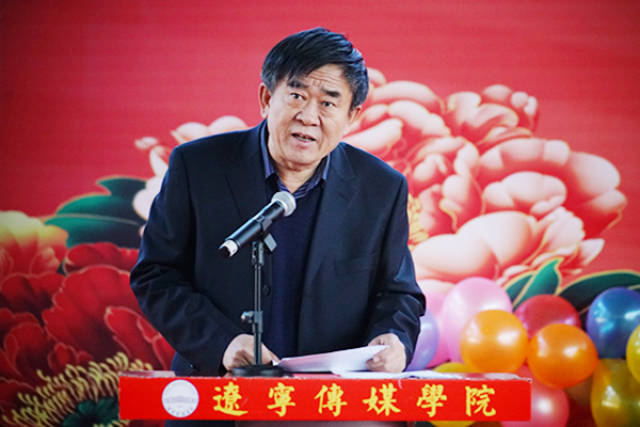 辽宁传媒学院党委书记任伟,副校长王东辉,徐颖分别为867 名获奖学生