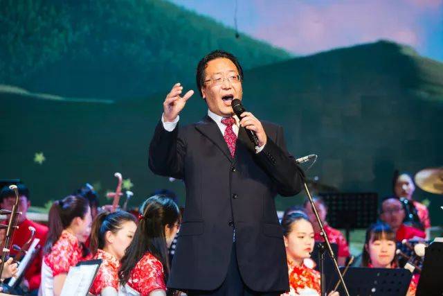 男高音歌唱家周进华演唱《草原上升起不落的太阳》