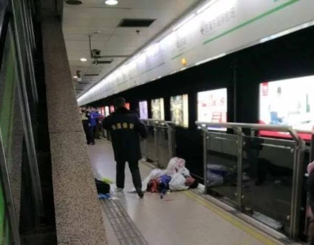 突发 上海地铁2号线男子娄山关路跳轨当场身亡(有视频)