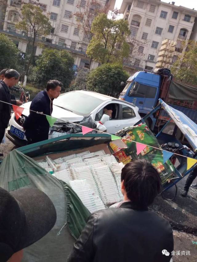 金溪一路口发生一起车祸,小车被撞的面目全非.