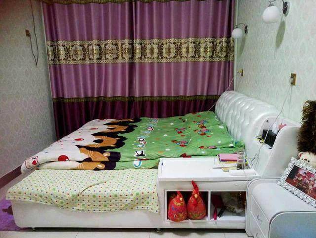 这是我的卧室了,我喜欢壁纸,自己挑的款式,装修的时候铺上,觉得很好看