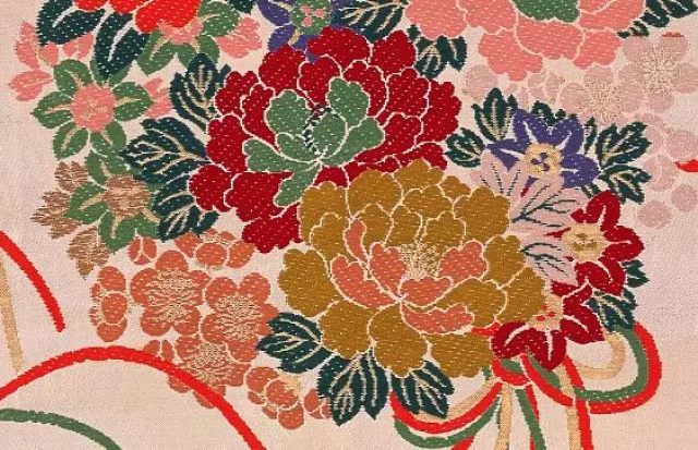 日本的艺术多与和服有着密切的联系,浮世绘中的美人画若少了缤纷的