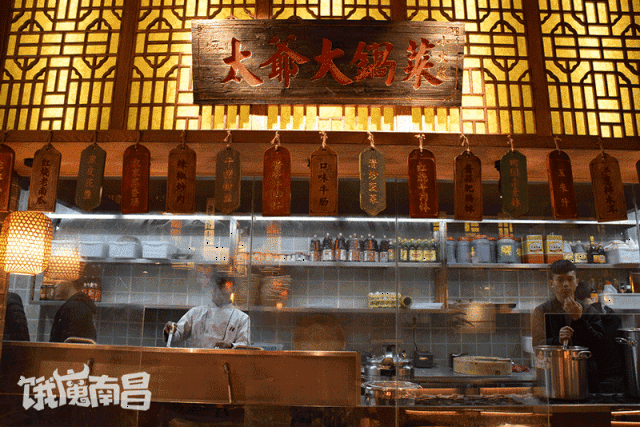 每一个档口对应的菜品都在明档前一览无遗 橱窗里的师傅们都井然有序