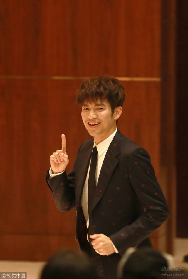 钟汉良对粉丝微笑.