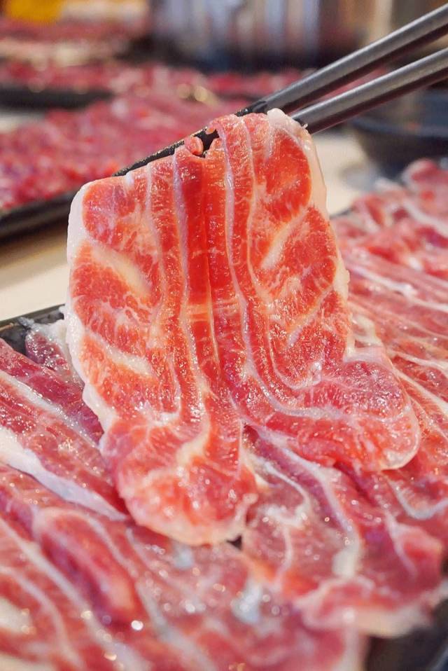 每片肉卷起来像花一样,纹路实在是漂亮,这大概就是"三花""五花"的由来