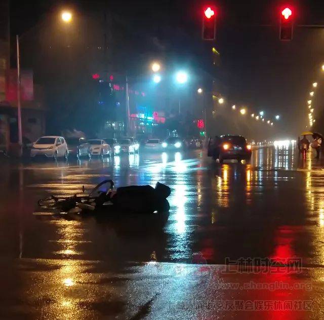 又是十字路口发生交通事故,为何有红绿灯还这样