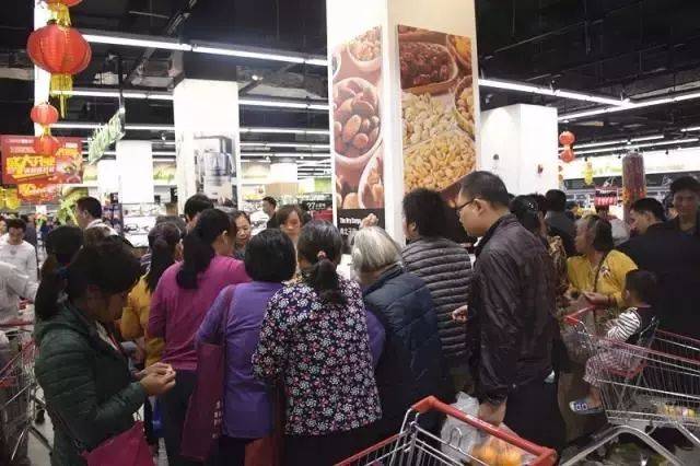 全东莞的嘉荣超市都被挤爆了!抢购的场面把我吓到了