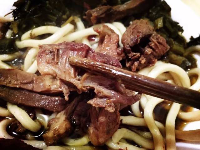 猪头肉色泽红润,香糯浓醇,咸甜适度,肥而不腻,入口很赞.