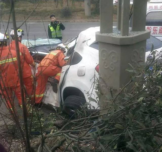 貴州凱里鐮刀灣發生車禍 一人受傷 疑與天雨路滑有關!