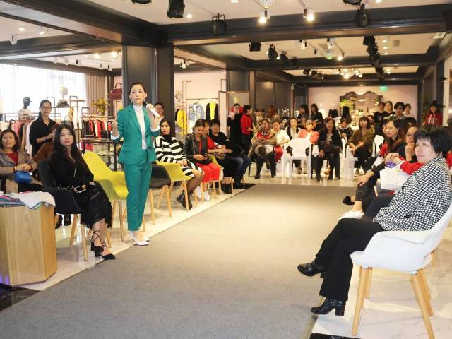 文雅时装2017vip感恩沙龙进行ing.