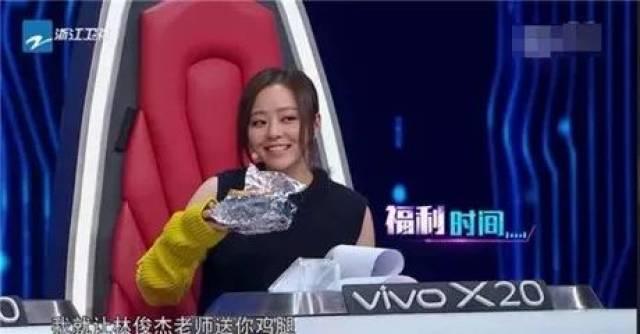 《山路十八弯》唱出朋克范儿,涂着紫色口红的