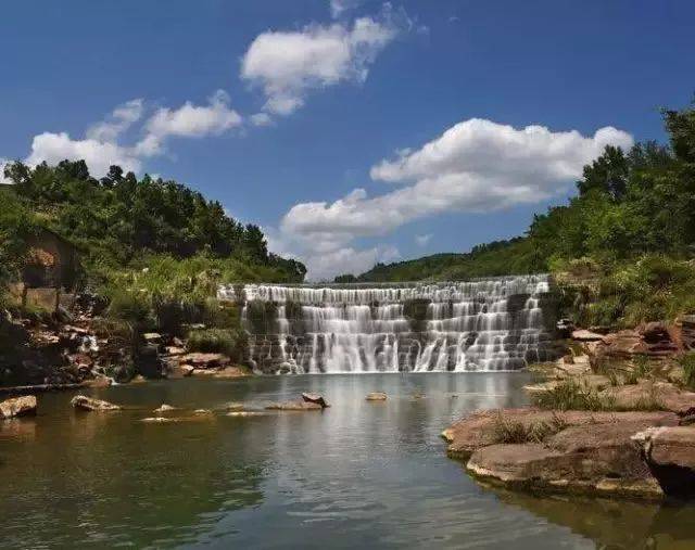 曲尺河峡谷,两边地势陡峭,植被繁茂,峡中风景秀丽.