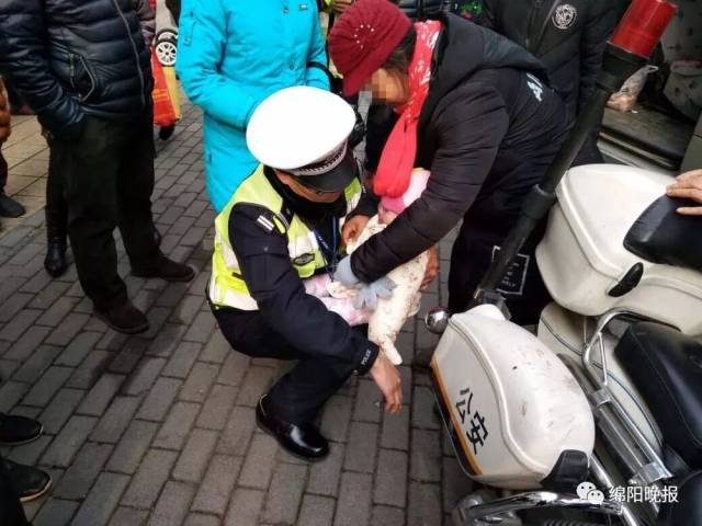 他将6个月大的婴儿3次砸向交警,说不撤罚单就"摔死孩子"|是亲孙女啊